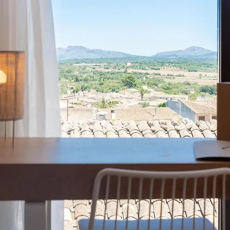 Ynaira & Hotel Ariany